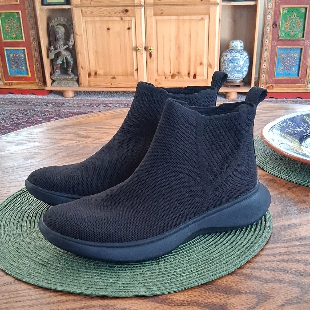Vivaia Black Water Repellant Comfort Utility Urban Chelsea Ankle Boots Size 40